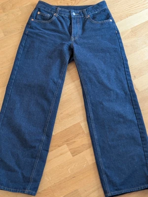 Mörkblå raka jeans - Säljer ett par mörkblå jeans med rak passform och klassisk femficksdesign. Jeansen har hög midja och är tillverkade i denim. Perfekta för en avslappnad och trendig stil. Är i storlek S och passar både M! De är lågmidjade men är lite för korta för mig som är 173 cm! Passar vem som helst som är under detta! 💓