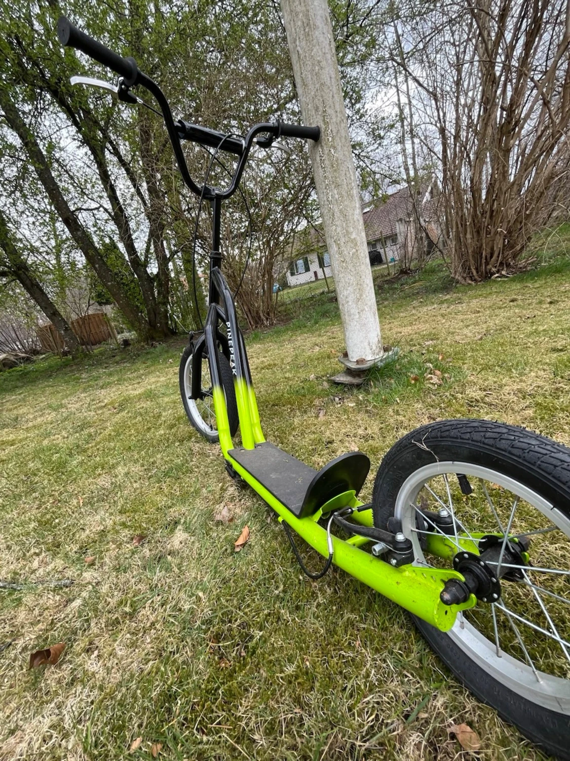 Grön sparkcykel med stora hjul - 2