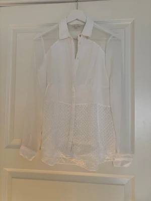 Vit blus med knappar  - Fin blus/skjorta från River Island i storlek 34. 