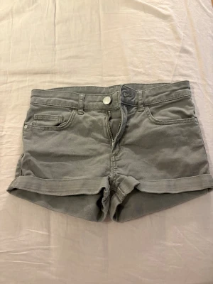 Gröna denimshorts med uppvik - Mörkgröna jeansshorts från H&M. Vid benen är kanterna uppvikta
