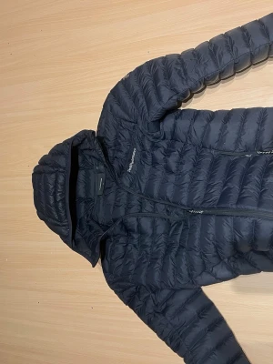 Blå dunjacka Peak Performance - Hej säljer en fräsch jacka för väldigt bra pris, köpte för 2899kr i höstas från Intersport. Inga skavanker 