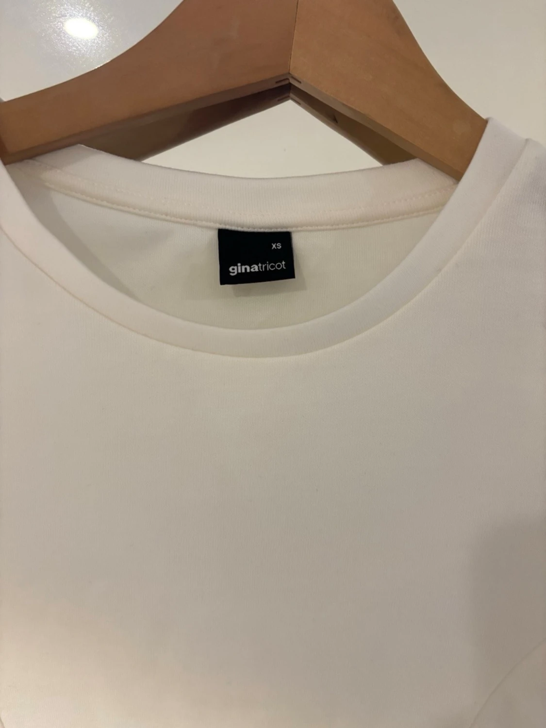 Vit peplumklänning från Gina Tricot - 1