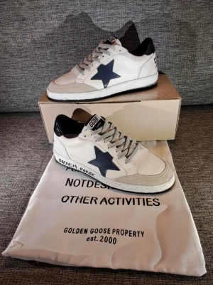 Golden goose skor - Golden Goose skor i oanvänt skick / säljer för 1299 men pris går att diskuteras vid snabba köp / skriv vid frågor, svarar snabbt.