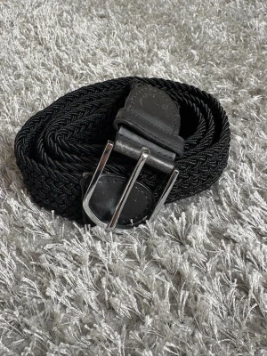 Svart flätat bälte med silverdetaljer - Snyggt svart flätat bälte med silvrigt spänne och detaljer i skinn. Pris kan diskuteras!