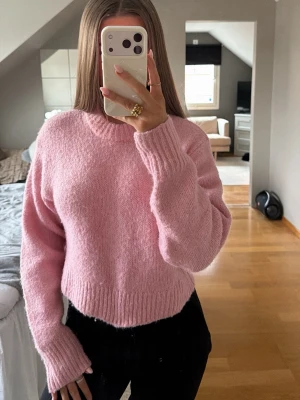 Rosa stickad tröja från H&M - Mysig rosa stickad tröja från H&M i storlek xs🩷