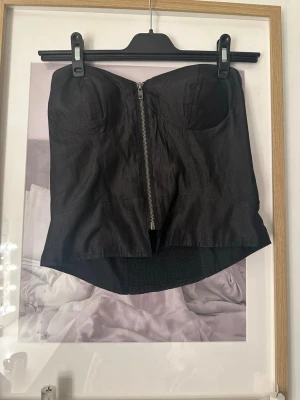 Fest topp - Topp med dragkedja! Jätte fin topp, perfekt till utekväll, i storlek s