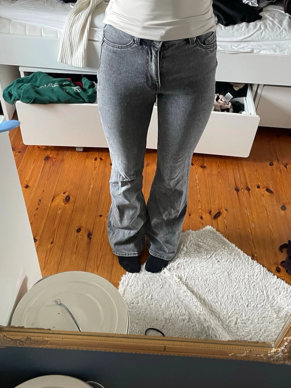 Grå bootcut jeans med hög midja - 1