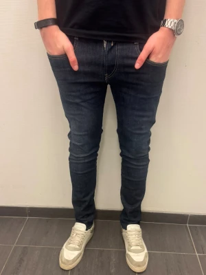 REPLAY ANBASS JEANS  - Replay Anbass Jeans. Mycket bra skick. Storlek: 28/30. Hör av dig vid frågor eller funderingar!