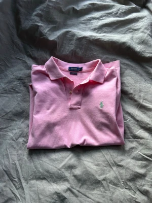 POLO TRÖJA - Jätte fin polo tröja,använd fåtal gånger men har fått en fläck på sig(går nog att tvätta bort),säljer pga att den inte passar mig längre💕