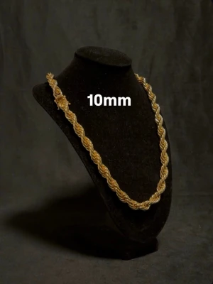 Cordell Halsaband 14K Guldplätering Kistlås 10mm - Exklusiv cordell länk i 14K guldplätering! Utrustad med ett exklusivt kistlås och stämpel 14K för en exklusiv känsla och look! Storlek 10mm bredd och 65cm längd. Vikt ca 150g+