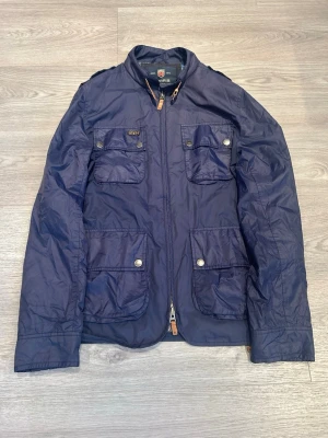 Mycket populär jacka från Morris! Självklart äkta - • Skick 8/10 • Storlek: L • Nypris/butikspris 3499kr  Köp gärna i bundles då jag kan gå ner i pris samt att frakten underlättar! 😊