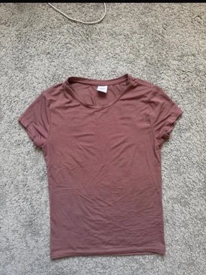 Rosa tajt t-shirt - Säljer en rosa tajt t-shirt!!