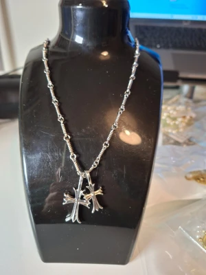 Silverfärgat halsband med korshängen - Överge samlingen, utförsäljning till låga priser