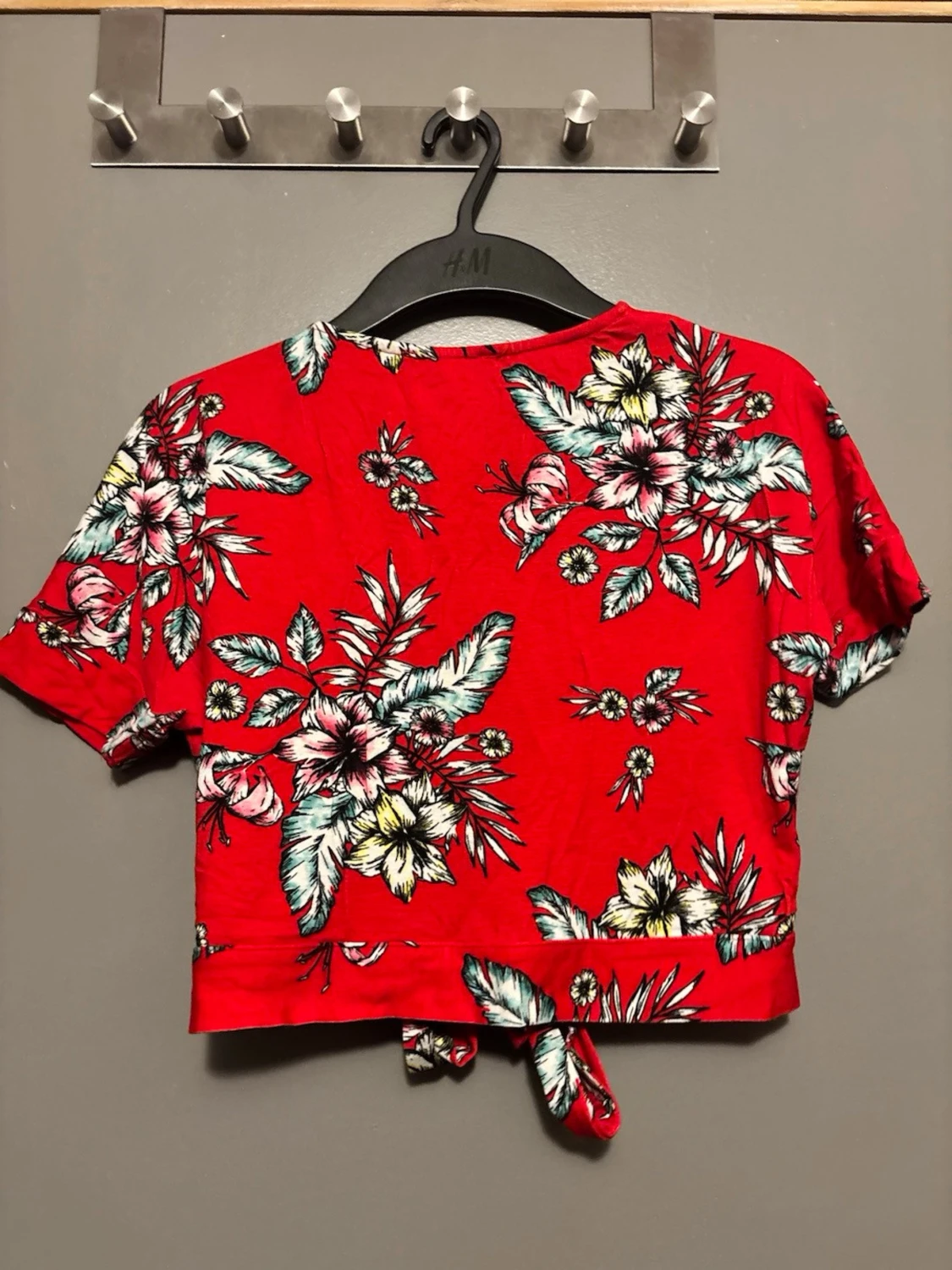 Röd blommig omlottopp från Select - 3