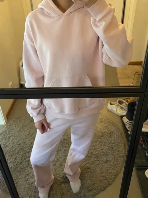 Ljusrosa mjukissett från ginatricot  - använd men väl omhändertagen. inga större defekter. byxorna är i xs och hoodien i s