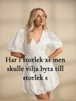 Studentklänning - Söker någon som har en likadan fast i S som kan tänka sig att byta mot min i xs, den är helt ny endast testad!