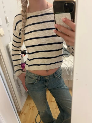 Randig stickad croptröja - Beige och mörk blå randig tröja super fin❣️