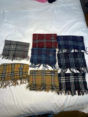 8 st burberry halsdukar  - 8 st burrbery halsdukar. Alla ingår i priset. Vill du köpa färre ca 1,2,3,4 etc. Hör av dig 🤙. 