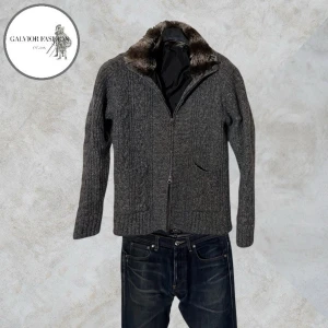 Fodrad cardigan kofta meds pälskrage  - Grå kabelstickad cardigan med diskret dragkedja och mjuk pälskrage (osäker på om det är äkta päls, men tror inte det). Funkar lika bra som en lättare jacka men också tröja .  Storlek L enligt etikett men upplevs mer som S/M. Skick 8/10 – inga defekter och väl omhändertagen.  Liknande säljs från cirka 700 kr upp till 2 500 kr | Mitt pris 699kr Hör av dig för mått!