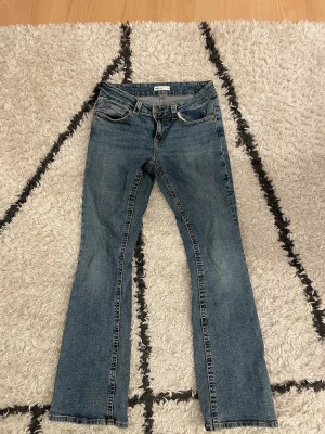 Blå bootcut jeans  - Snygga blå bootcut jeans från Gina med klassisk femficksdesign och slitna detaljer. Jeansen har låg midja, dragkedjegylf och kontrastsömmar. De är helt nya, har använt endast en gång men de passade mig ej! 💕