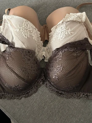 Intimissmi bh:ar - 3 superfina bh:ar köpta i London men köpt o fel storlek. Aldrig använda inte ens testade, sena ena prislappen har gått av men har ändå inte användes nån gång🤍 En bh kostar 559 kr st säljer alla för 799! Storlek på alla 3 är 80D! 