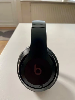 Beats Studio Pro  - Hej!  Säljer dessa beats hörlurar då jag vill köpa andra.   Ca 30 timmars batteri per laddning ANC Vikbar Justerbart band  Ingår originalkartong, auxkabel och laddkabel.   De funkar utmärkt men luktar lite pga daglig användning som säkert går bort efter en rengörning.   Även intresserad av att byta mot Bose QuietComfort Ultra.   Finns i Nacka eller kan postas.  /Dan