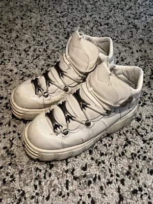 Vintage Vintage New Rock Skor - Tja! Nu säljer jag mina tvär feta new rocks i vit, de strlk 44 och i riktigt bra skick👏 Du kommer va mest drain i stan med dessa🫡 tveka inte på att skriva ifall att fråga👊