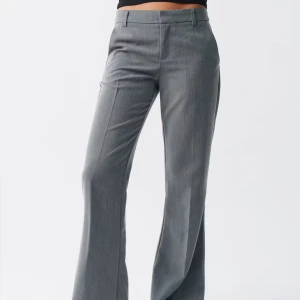 Kostymbyxor  - Snygga grå kostymbyxor med bootcut och pressveck. Dom är i storlek L men jag skulle säga att passformen är M! 