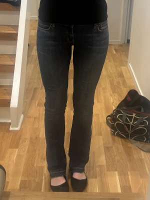 Mörkblå bootcut jeans - Säljer ett par mörkblå bootcut jeans. Jeansen har låg midja och lätt utsvängda ben. Perfekta till sneakers eller boots för en avslappnad look. De är i storlek 29/30 men jag har sprättat upp de längst ned så de är något längre, loggan där bak är också lite trasig som på bilden men de är inte jättemärkbart. Men de finns som sagt tecken på användning. Märket är crocker jeans.