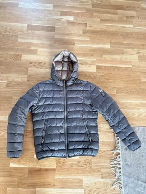 Colmar Jacka - Säljer nu en riktigt snygg vår/höst jacka, jackan har ett bra skick och har inga defekter eller smuts. Var tvungen att laga jackan, och fick sätta på en extra lapp, (Se bild 2). Därav priset. Går säkert att fixa enkelt om man vill. 