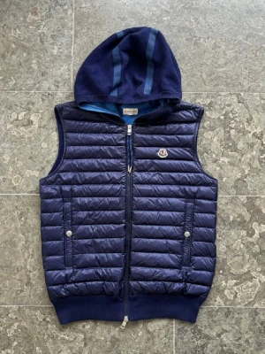 Moncler maglia väst - Säljer denna snygga moncler väst! | Storlek medium | Skick: 9/10, absolut nyskick | Pris: 2200kr ‼️(tror inte ni hittar för bättre pris) | Garanterar alltid äkthet på alla våra varor.