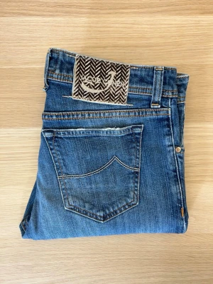Jacob Cohën Jeans | 688 C - Unika Jacob Cohën jeans😁| W34 | Modell: 688 comfort | Defekter: Nej, lätta slitningar vid fickorna dock | Midja: 43 cm | Längd: 107 cm | Innerbenslängd: 81 cm | Måttavvikelser +-1 cm | Modellen är 175 cm och väger 70 kg | Tveka inte att kontakta mig vid frågor😁
