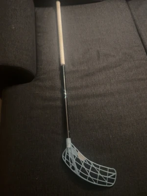 Oxdog ultralight hes 27, 101 cm - Tja, jag säljer min oxdog ultralight innebandyklubba. Den är 101,5 cm lång och har en rätt så ny vit kh Linda på sig. Om ni vill ha med med mitt arctic frost highlight blad i right vinkel så blir det 800 kr. Men om ni inte vill ha med bladet blir det 600 kronor. Obs pris kan diskuteras och hör av er vid minsta lilla fundering!