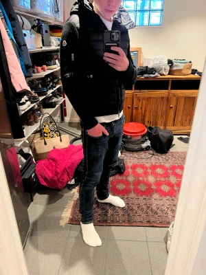 Moncler cardigan - Säljer min cardigan från Moncler eftersom den blivit för liten. Den är 100% äkta och har mycket bevis för att den är det. Inga skador alls, dessutom nyskick. Den passar perfekt till vår vädret. Skriv gärna vid frågor pris förslag kan diskuteras.