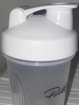 Vit och transparent shaker protein.se - Använd 3 gånger. Diskad. Från protein.se.