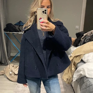 Marinblå jacka - Fin jacka från stradivarius säljer nu min marinblåa kappa i och med att den inte kommer till användning 