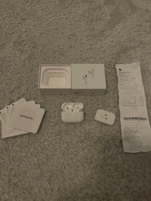 AirPods Pro 3, med kvitto - Säljer ett par AirPods Pro, 3rd gen, i nytt skick.  AppleCare+ giltig till 2028-02/06. Inkluderar AirPodsen, boxen, samt extra öronpluggar.  Kvitto finns!! Fraktar samma dag som betalning. Fråga gärna om ni undrar något, priset kan diskuteras!