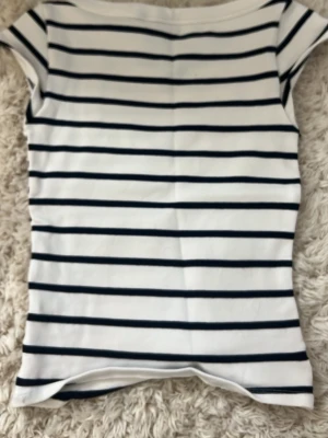 Vit och marinblå randig topp - Snygg vit topp med marinblå horisontella ränder från Zara.