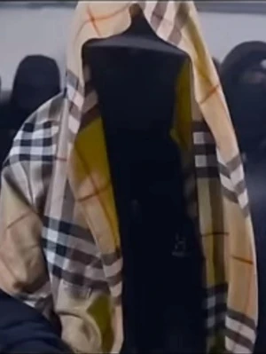 Burberry scarf UTAN logo.  - Beige halsduk med rutmönster i svart, vitt och rött. Halsduken har fransar i ändarna. 