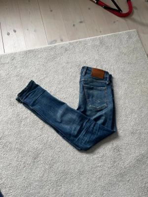 Replay Jeans - Säljer dessa feta Aged 05 Replay Jeans som inte går att få tag på nya längre. Sjukt feta slitningar och fades vilket ger en unik look. Tyvärr en liten deffekt i slitningen(se bild 4 och 5). Annars mycket fint skick.