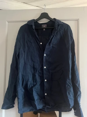 linneskjorta från H&M - Mörkblå linne skjorta från hm i storlek M. Kommer inte till användning. Perfekt inför våren och sommaren 