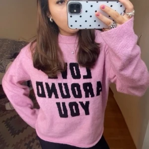 Stickad tröja från H&M - Med texten: Love around you💓Hör av dig för fler bilder/frågor!