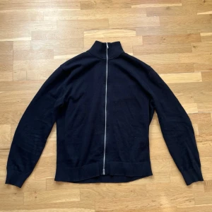 Massimo dutti ziptröja - Snygg marinblå ziptröja från Massimo dutti. Strl M