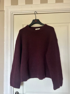 Vinröd stickad tröja - Mysig vinröd stickad tröja med rund halsringning. Perfekt nu till våren eller en kylig sommarkväll.