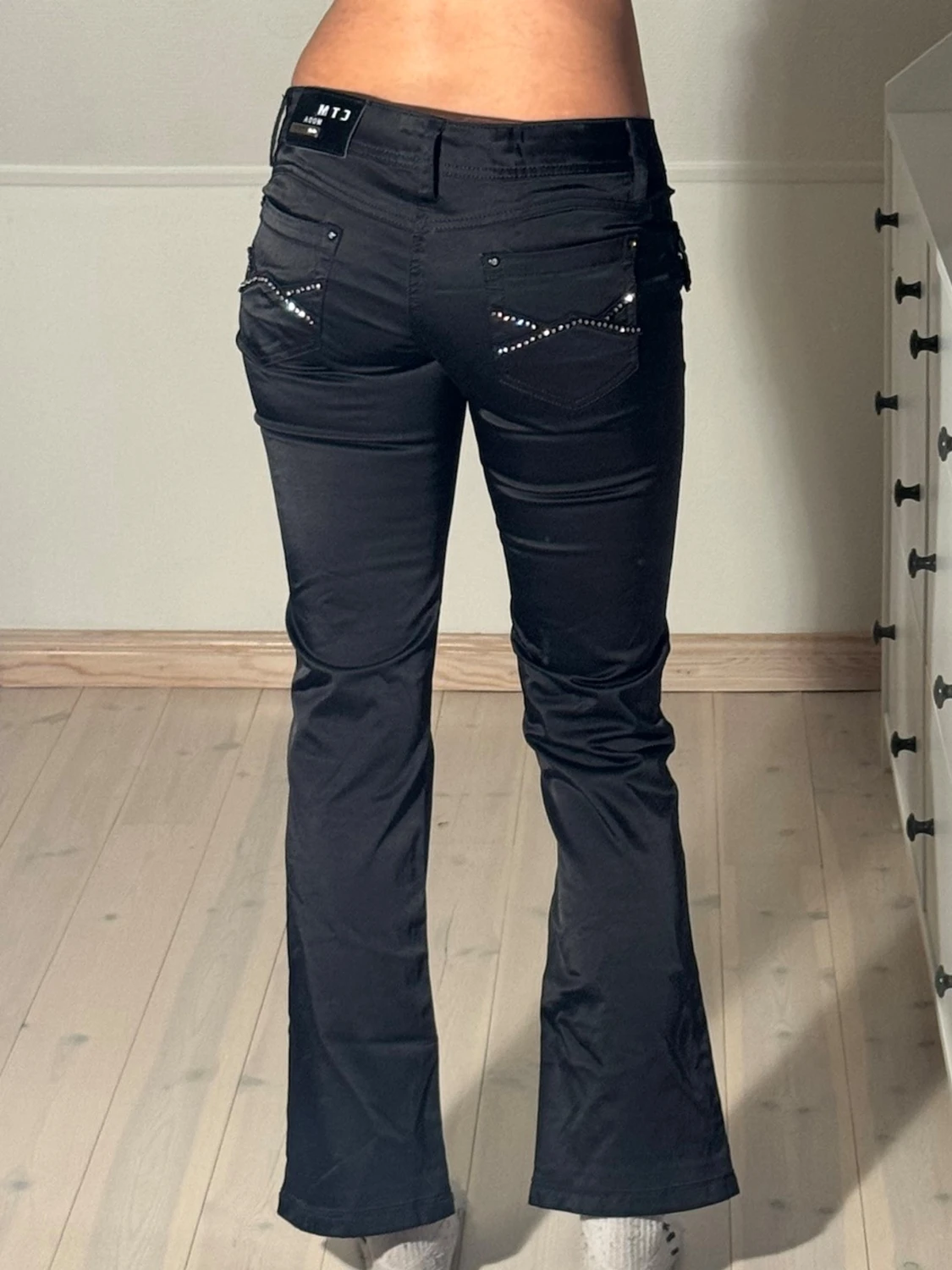 Lågmidjade utsvänga jeans i satin - 2