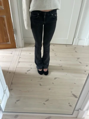 Low bootcut jeans - Säljer ett par svarta bootcut jeans. Modellen är low boot full lenght. Jeansen har lite slitningar sömmarna längsta ner (se bild)❣️