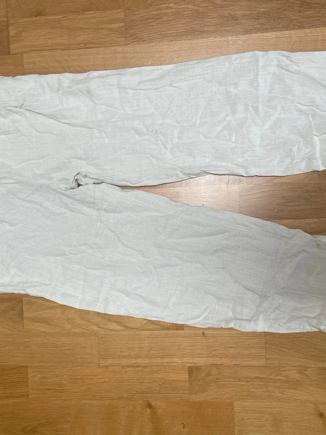 Ljusbeige linnebyxor raka ben