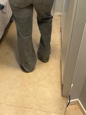 Gråa loose jeans med låg midja  - Säljer ett par gråa jeans med loose  passform och låg midja. Materialet är denim i bomull.