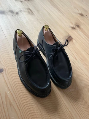 Skor från Parafoot - Stiliga svarta skor från Parafoot. Använd fåtal gånger, inga defekter syns. Storlek 42. Nypris 5000kr. 