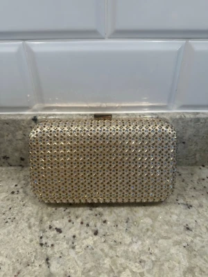 Bal väska - Köpte den clutch till balen men använd den inte så helt i nyskick med prislapparna kvar! Finns ett axelband till🌸